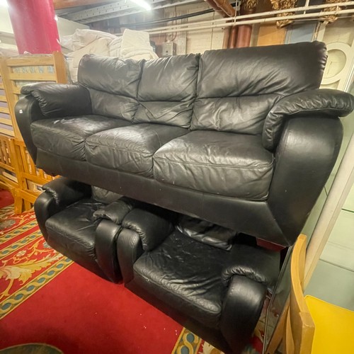 538 - THREE SEATER BLACK LEATHER SETTEE AND TWO LEATHER ARM CHAIRS