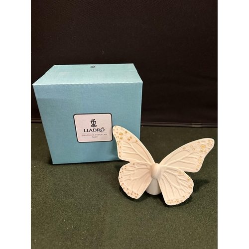 304 - LLADRO BUTTERFLY FIGURINE IN GLAZED AND MATTE PORCELAIN IN WHITE AND GOLD LUSTRE. BRAND NEW IN BOX