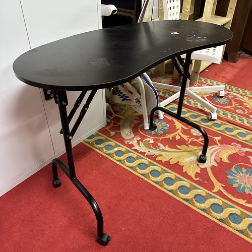 287 - KIDNEY SHAPE METAL AND WOOD FOLDING DESK WTH BAG