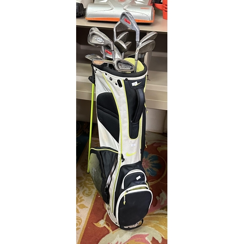 31 - GOLF BAG WITH CLUBS