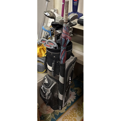 32 - GOLF BAG WITH CLUBS