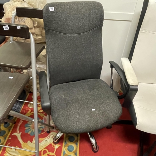 138 - OFFICE CHAIR