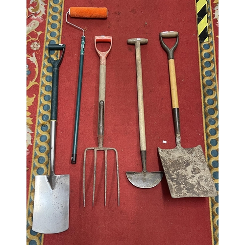 42 - SELECTION OF GARDEN TOOLS