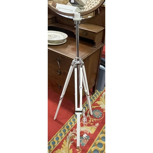 256 - TRI-POD STANDARD LAMP