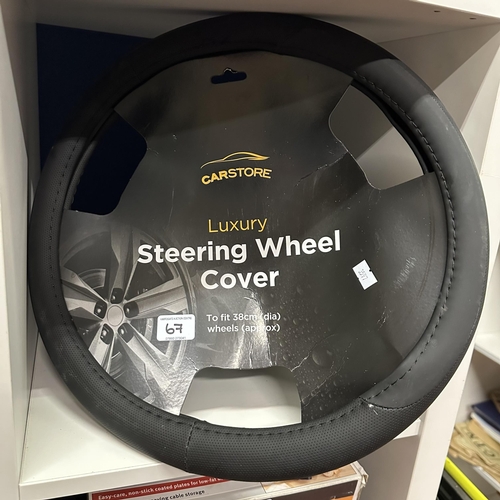 67 - CARSTORE LUXURY STEERING WHEEL COVER