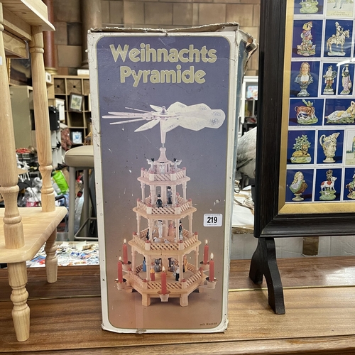 219 - WEINACHTS PYRAMIDE