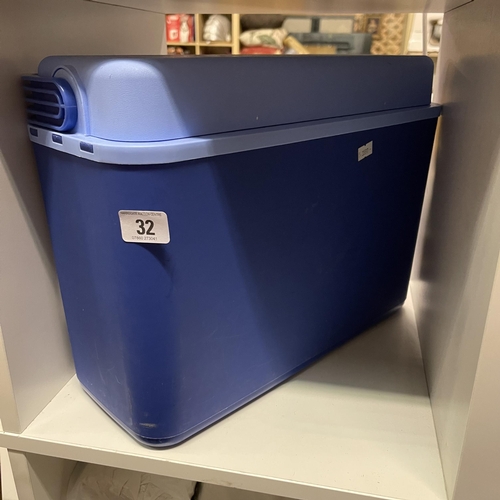 32 - COOLER BOX