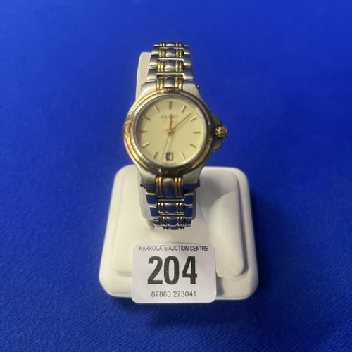 204 - LADIES GUCCI 9040L STAINLESS STEEL WRIST WATCH MADE IN SWITZERLAND