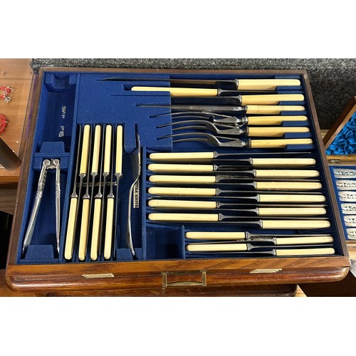 197 - STUNNING VICTORIAN CANTEEN OF CUTLERY IN OAK CABINET WITH BRASS CARRYING HANDLES 126 PIECES BY JOHN ... 