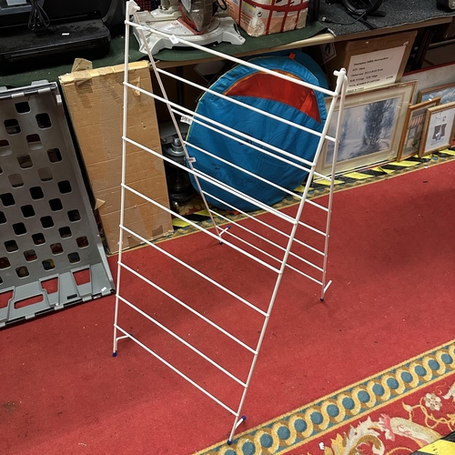 31 - CLOTHES AIRER