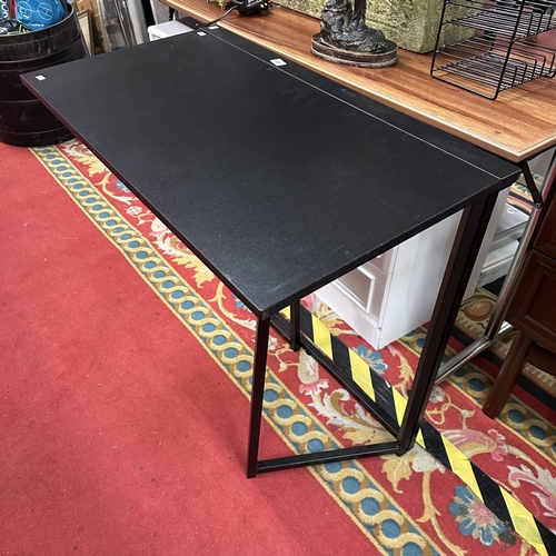 48 - FOLDING TABLE