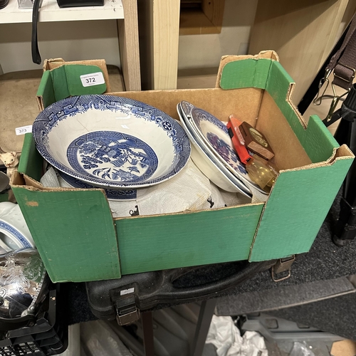 372 - BOX OF BLUE AND WHITE WILLOW PATTERN PLATES