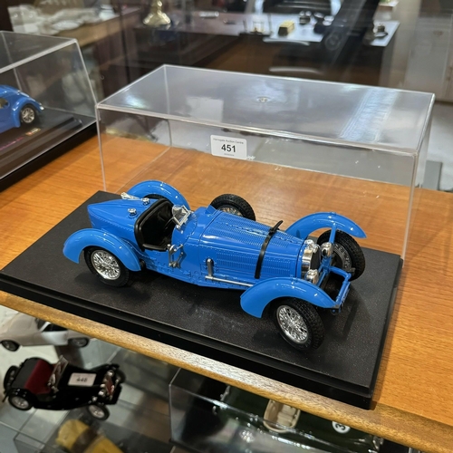 451 - CASED SCALE MODEL 1/18 BURAGO BUGATTI TYPE 