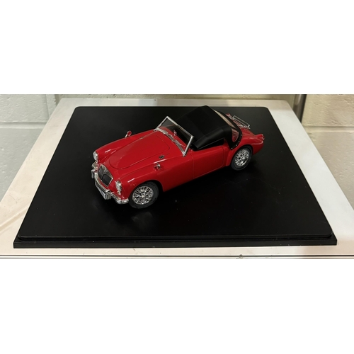 455 - CASED SCALE MODEL 1/18 MGA 2003