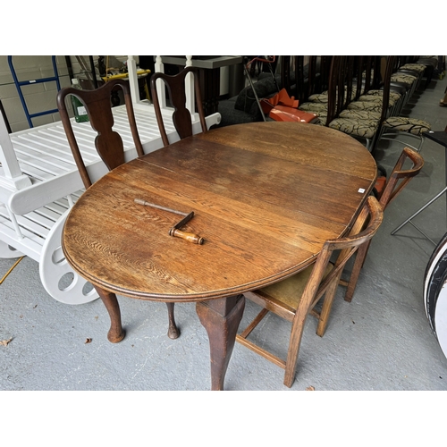 27 - SOLID OAK WIND OUT TABLE COMPLETE WITH FOUR CHAIRS AND WINDING KEY