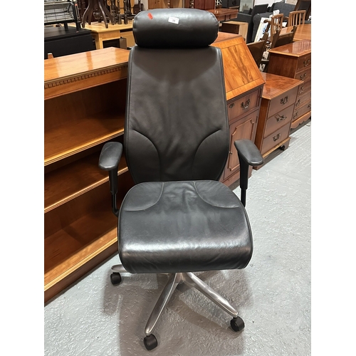 39 - FULL LUXURY LEATHER OFFICE CHAIR ON CHROME BASE AND CASTORS