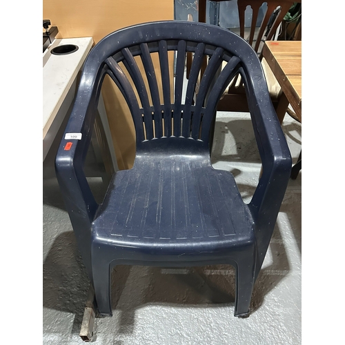 100 - STACKING GARDEN CHAIRS