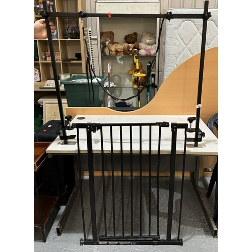 101 - DOG GROOMING STAND AND STAIR GATE