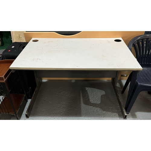 102 - METAL LEG DESK