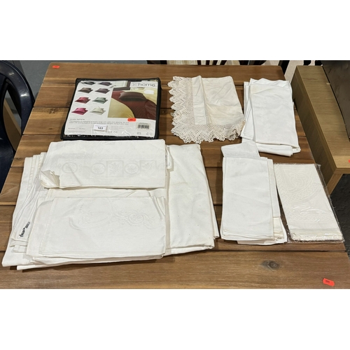 103 - SELECTION OF BEDDING