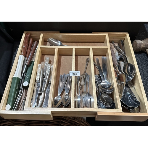 285 - SELECTION OF CUTLERY IN BOX