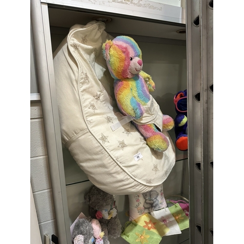 95 - BAMBEANO BABY BEAN BAG/ SUPPORT CHAIR, SOFT TOYS, LUCKY DUCKS GAME, STROLLER, GIFT BAGS AND A CHILDS... 