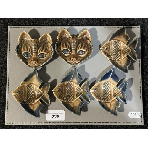 226 - FOUR WADE ANGELFISH AND TWO WADE SIAMESE CAT FACE PIN DISHES