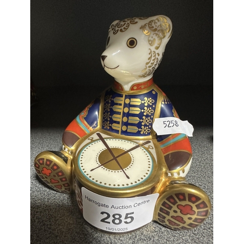 285 - GOLD-SEALED ROYAL CROWN DERBY DRUMMER BEAR PAPER WEIGHT