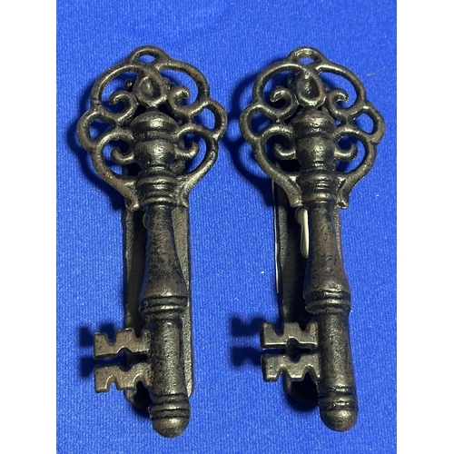 312 - TOM CHAMBERS BRAND NEW CAST IRON DOOR KNOCKERS IN THE FORM OF KEYS