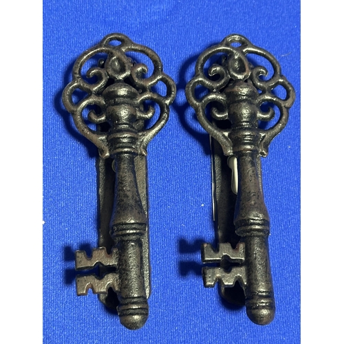 313 - TOM CHAMBERS BRAND NEW CAST IRON DOOR KNOCKERS IN THE FORM OF KEYS