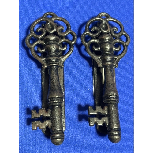 314 - TOM CHAMBERS BRAND NEW CAST IRON DOOR KNOCKERS IN THE FORM OF KEYS