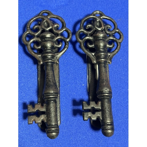 315 - TOM CHAMBERS BRAND NEW CAST IRON DOOR KNOCKERS IN THE FORM OF KEYS