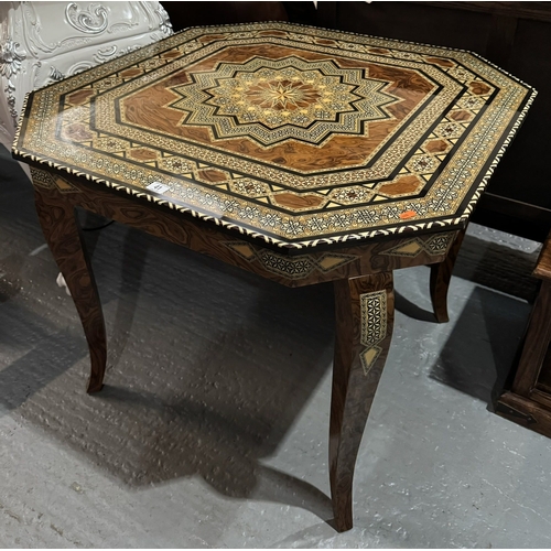 41 - A STUNNING MOSAIC MARQUETRY INLAID OCCASIONAL TABLE ON INLAID BURR WALNUT LEGS