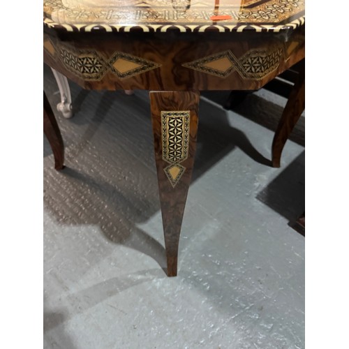 41 - A STUNNING MOSAIC MARQUETRY INLAID OCCASIONAL TABLE ON INLAID BURR WALNUT LEGS