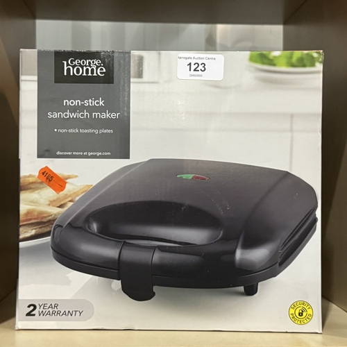 123 - NON STICK SANDWICH MAKER IN BOX