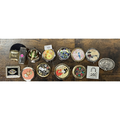 123 - SELECTION OF MIRRORED COMPACTS