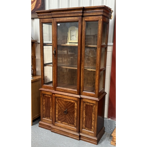 21 - LATE 20TH CENTURY SOLID WOOD DINING ROOM CHINA CABINET