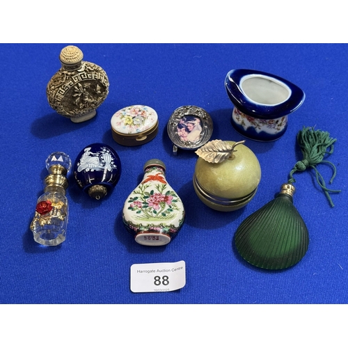 88 - SELECTION OF ORIENTAL SNUFF BOTTLES AND A RARE 1970s MAX FACTOR WHITE LADY DESIGN PORCELAIN PERFUME ... 