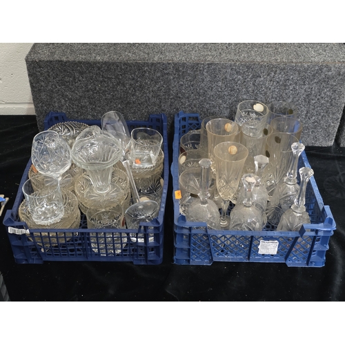 LARGE SELECTION OF VINTAGE GLASSWARE