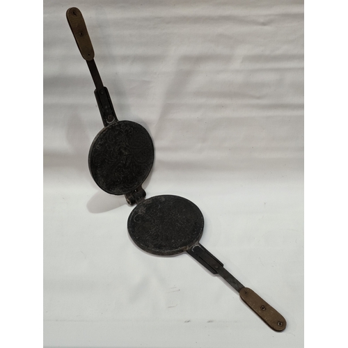 149 - VINTAGE CAST IRON WAFFLE MAKER