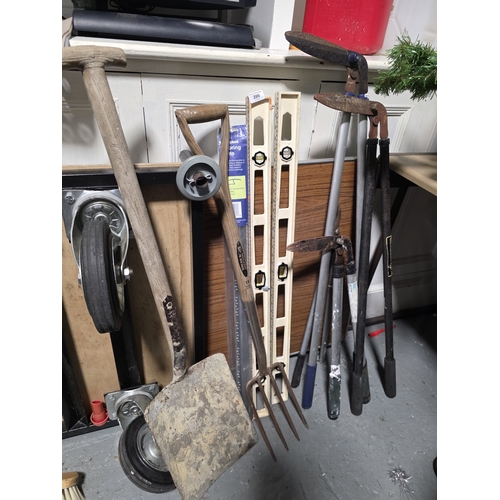 399 - SELECTION OF SPIRIT LEVELS, GARDEN TOOLS, EDGING SHEERS, SHOVEL ETC.