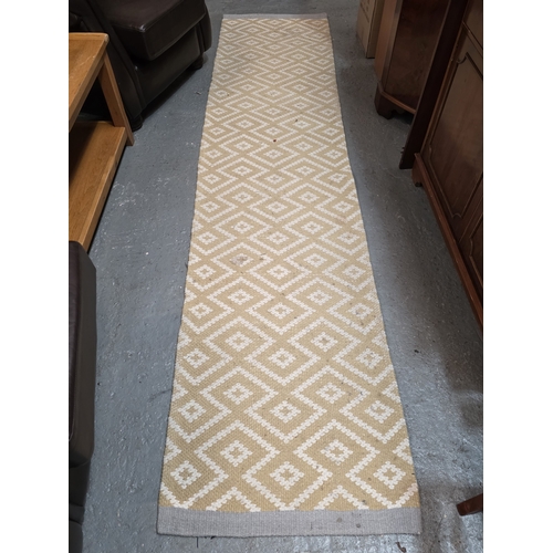 37 - HALL RUNNER RUG
