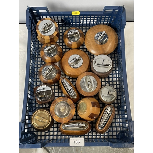 136 - SELECTION OF VINTAGE WOODEN TABLE LIGHTERS INCLUDING RONSON