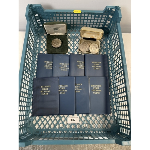 137 - BRITAINS FIRST DECIMAL COINS & SELECTION OF 5 SHILLING CROWNS