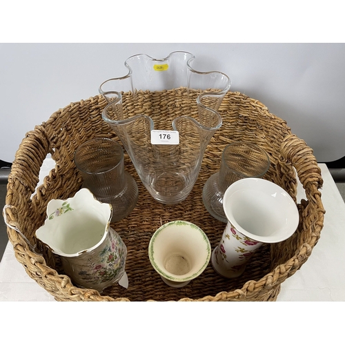 176 - LARGE DOUBLE HANDLED WICKER BASKET CONTAINING CERAMIC & GLASS VASES