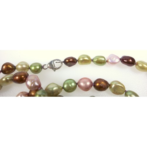 13 - Necklace of cultured pearls tinted in shades of pink, green and bronze, length 132 cm, to a silver l... 