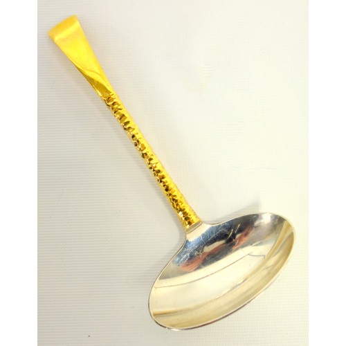 464 - Silver sauce ladle with a gilt bark effect handle, by Stuart Devlin, London 1976, L. 16 cm, 70.5 gra... 