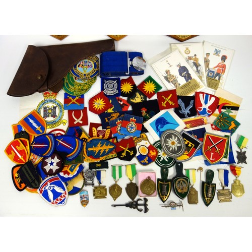 99 - Quantity of Military cloth badges (50+), copy of an SAS belt, metal badges, SAS crest on elm plaque,... 