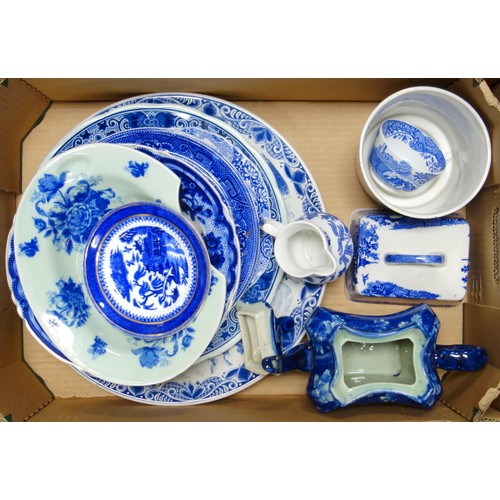 176 - Good quantity of blue and white ceramics (3 boxes)