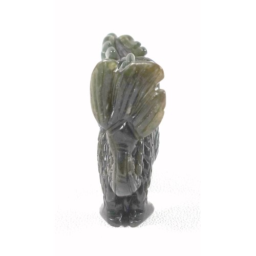 197 - Green jade carved in the form of a dragon, length 5.5 cm